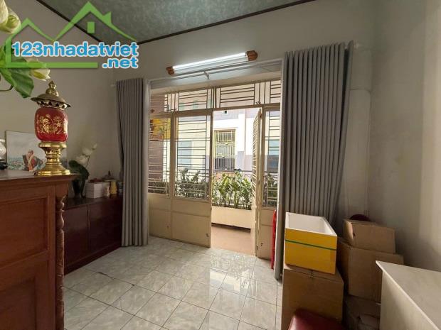 Nhà 2 tầng 2 mặt kiệt oto Trưng Nữ Vương  . Diện tích : 49m , ngang 5m . Giá : 3tỷ450 TL - 1