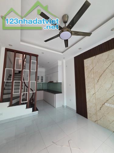 Siêu hiếm nhà lô góc phố Ỷ La Dương Nội HĐ, 35mx 5T, ô tô cách 20m giá 5 tỷ.