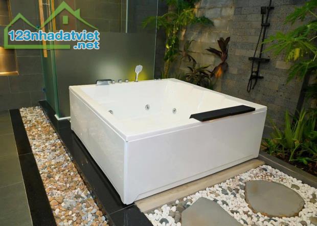 VILLA NGHỈ DƯỠNG SÂN VƯỜN HỒ BƠI - HƠN 700M2 - NGANG 18M - GẦN METRO BÌNH THÁI