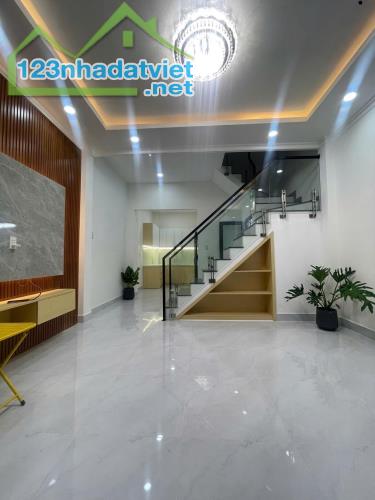 Bán gấp nhà mới đẹp lung linh ở ngay Nguyễn Duy, cách MT 10m, 41m2, SHR, chỉ 4.9 tỷ.