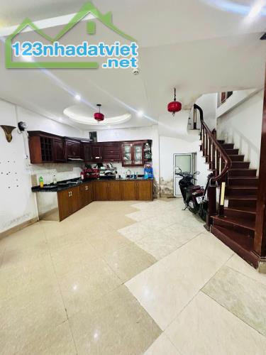 NHÀ CẦU GIẤY 40M2 5 TẦNG MONING ĐỖ CỬA NGAY SÂN ĐỖ Ô TÔ NGÀY ĐÊM CÁCH Ô TÔ TRÁNH 1 NHÀ