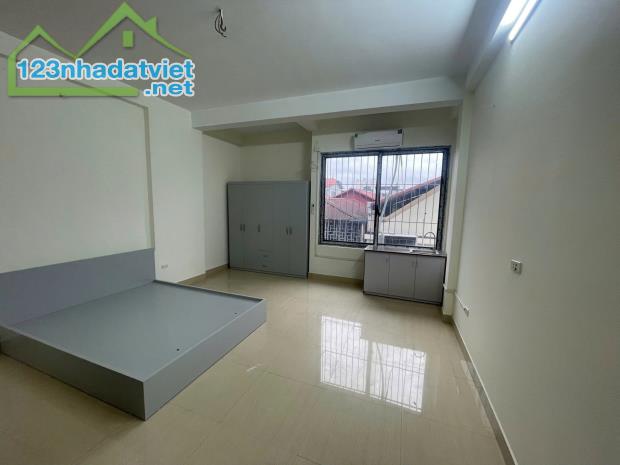 Cho thuê nhà nguyên căn ngõ 68 Cầu Giấy 35m x 5T, 4PKK giá 16 triệu, có ban công