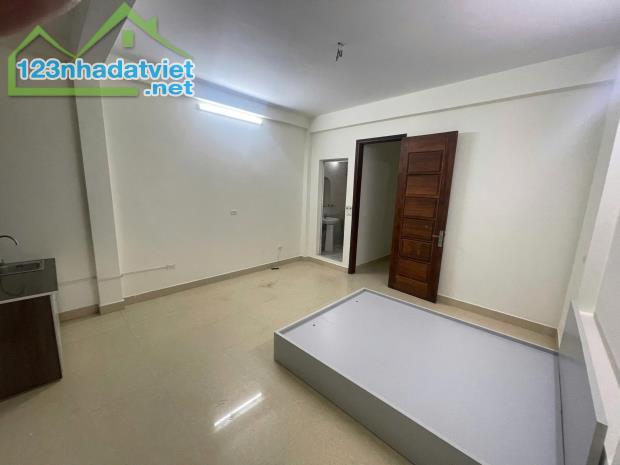 Cho thuê nhà nguyên căn ngõ 68 Cầu Giấy 35m x 5T, 4PKK giá 16 triệu, có ban công - 1