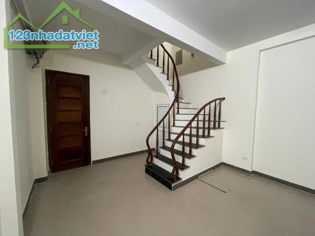 Cho thuê nhà nguyên căn ngõ 68 Cầu Giấy 35m x 5T, 4PKK giá 16 triệu, có ban công - 2