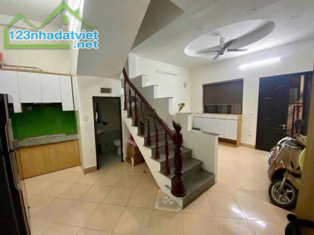 Cho thuê nhà Nguyễn Trãi, Thanh Xuân 4 tầng x 45m2, 4 ngủ, 13 Triệu ở hộ gia đình, Full đồ