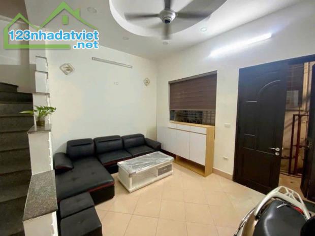 Cho thuê nhà Nguyễn Trãi, Thanh Xuân 4 tầng x 45m2, 4 ngủ, 13 Triệu ở hộ gia đình, Full đồ - 2
