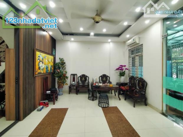 Bán nhà mặt phố Việt Hưng, 60m2, 5 tầng, gara, thang máy, 14 tỷ.