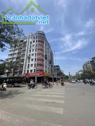 Bán tòa văn phòng mặt phố quận Cầu Giấy, giá 45,5 tỷ, 80m2, 6 tầng, vỉa hè rộng