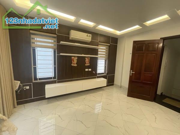 TRUNG TÂM HAI BÀ TRƯNG - NHÀ MỚI - LÔ
GÓC - NGÕ THÔNG - VỪA Ở VỪA KINH DOANH
Giá chỉ: - 2