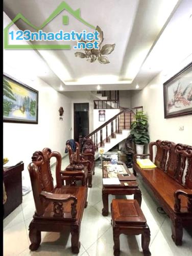 BÁN NHÀ GẦN PHỐ NGUYỄN CHÍ THANH – ĐỐNG ĐA, PHÂN LÔ Ô TÔ ĐỖ CỬA, NHÀ 4 TẦNG ĐẸP Ở NGAY.