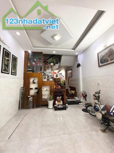 Tôi cần bán căn nhà Cách Mạng Tháng Tám, Diện tích 60m2, giá chào 5.8 tỷ