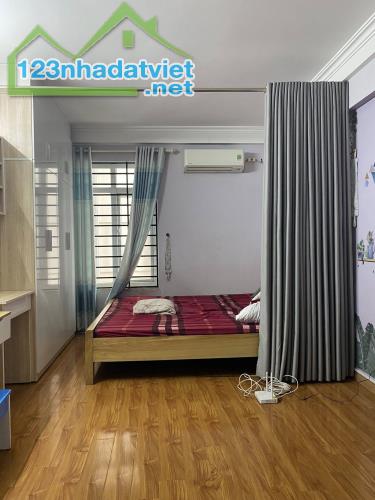 Cho thuê nhà ngõ 541 Lĩnh Nam, 5 tầng, 30m2, 3 ngủ, 11 Triệu