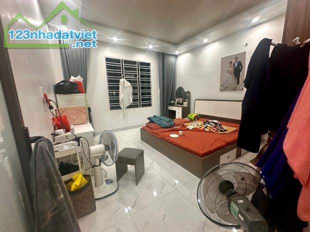 Bán nhà 5 tầng sau nhà mặt ngõ phố Đông Khê - 3