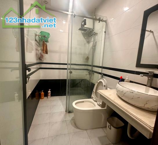 Bán nhà 5 tầng sau nhà mặt ngõ phố Đông Khê - 2