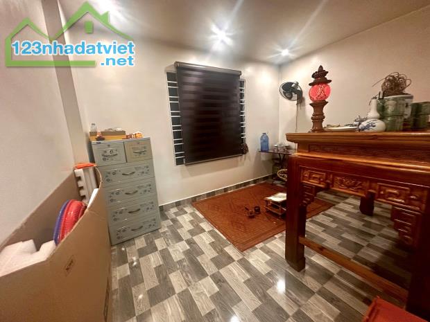Bán nhà 5 tầng sau nhà mặt ngõ phố Đông Khê - 1