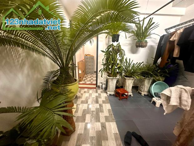 Bán nhà 5 tầng sau nhà mặt ngõ phố Đông Khê