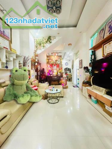 MẶT TIỀN KẾ PHẠM THẾ HIỂN - P.4 QUẬN 8 - 85M² - NGANG 5M - 3 TẦNG - 3 PN - XE HƠI VÀO NHÀ
