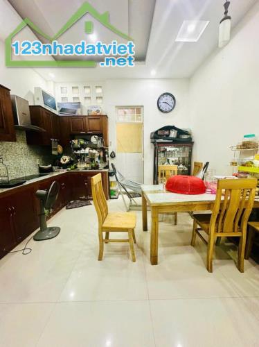 MẶT TIỀN KẾ PHẠM THẾ HIỂN - P.4 QUẬN 8 - 85M² - NGANG 5M - 3 TẦNG - 3 PN - XE HƠI VÀO NHÀ - 2