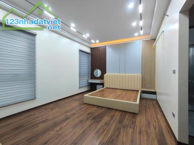 Bán nhà lô góc, mặt ngõ Giang Biên, Long Biên,ô tô, thang máy,49m2 6t mt 4.5m hơn 9 tỷ