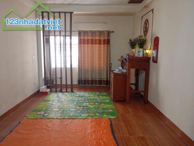 HƠN 8 TỶ, NHÀ NGUYỄN VĂN CỪ 40M, 4T, MT4M, Ô CHỜ THANG MÁY, 20M RA SÂN XE 45 CHỖ QUAY ĐẦU. - 1