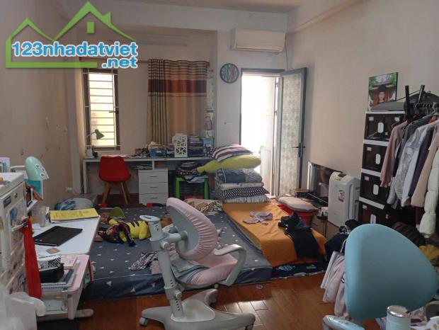 HƠN 8 TỶ, NHÀ NGUYỄN VĂN CỪ 40M, 4T, MT4M, Ô CHỜ THANG MÁY, 20M RA SÂN XE 45 CHỖ QUAY ĐẦU.