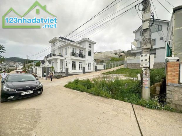 Giảm Sâu 9,2 Tỷ Còn 8,5 Tỷ Ra Lộc Thêm bán đất 2 mặt tiền khu nam hồ phường 11 Đà Lạt