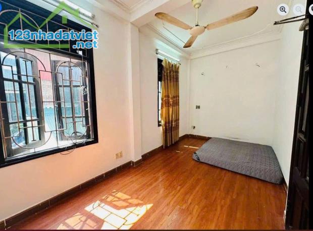 Cho thuê nhà 5 Phố Cảm Hội, 5 tầng x 25m2, 3 ngủ, 2 vệ sinh, 9 triệu KD on, ở gđ, nhóm 3 - 3