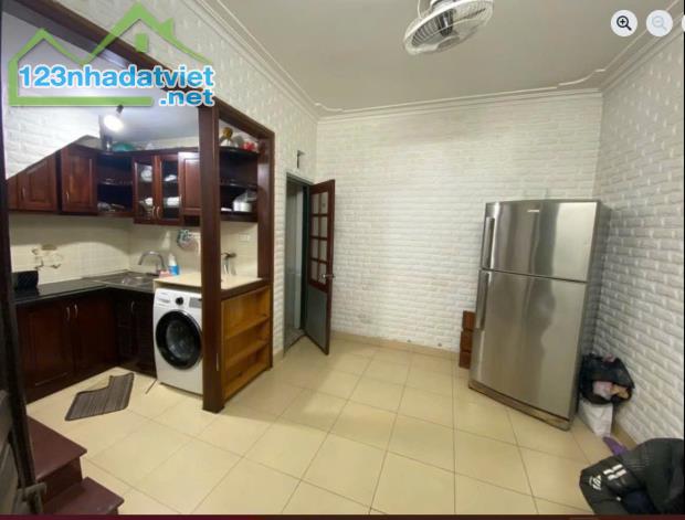 Cho thuê nhà 5 Phố Cảm Hội, 5 tầng x 25m2, 3 ngủ, 2 vệ sinh, 9 triệu KD on, ở gđ, nhóm 3