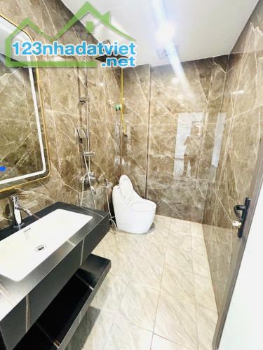 BÁN NHÀ TRẦN KHÁT CHÂN, SÂN CỔNG ĐỂ XE, 5 TẦNG DÂN XÂY, 65M2 GIÁ CHỈ 9,9 TỶ - 4
