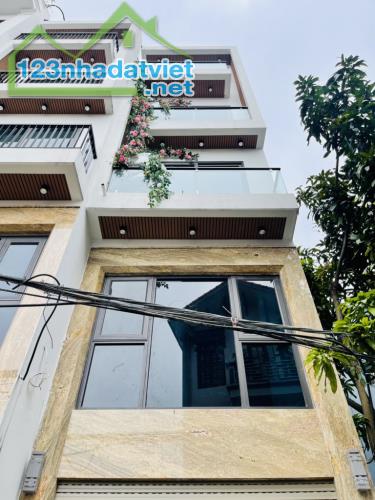 Ô TÔ 7 CHỖ VÀO NHÀ - NGÕ THÔNG - THANG MÁY - FULL NỘI THẤT XỊN
