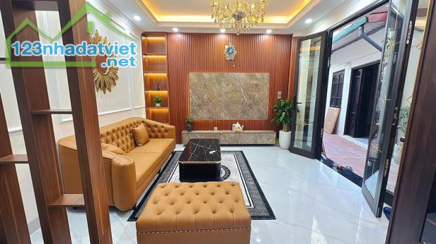 Bán Nhà đẹp bát khối DT 35M, MT 4M,ngõ thông,ô tô đỗ cửa. Nhỉnh 6 Tỷ + VỊ trí: Nhà nằm tại
