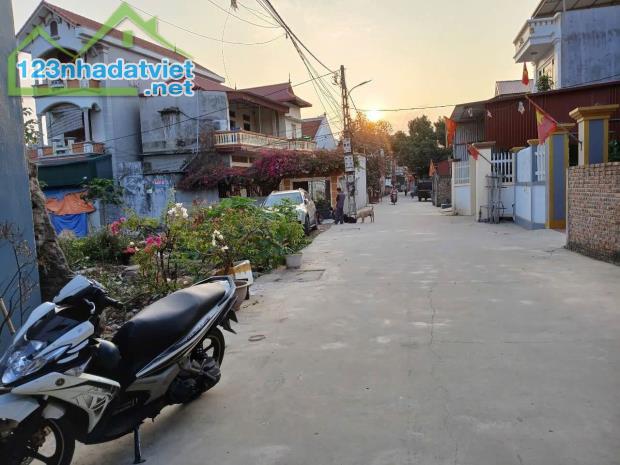 Bán đất Gia Bình, Bắc Ninh. 85m2 * mt 5m * 2,05 tỷ. đường ô tô, lô góc - 1