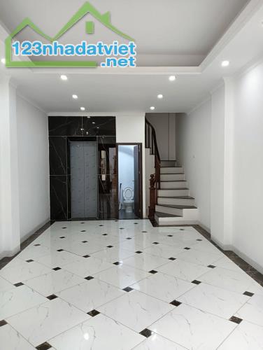 Bán Nhà đẹp bát khối DT 35M, MT 4M,ngõ thông,ô tô đỗ cửa. Nhỉnh 6 Tỷ + VỊ trí: Nhà nằm tại