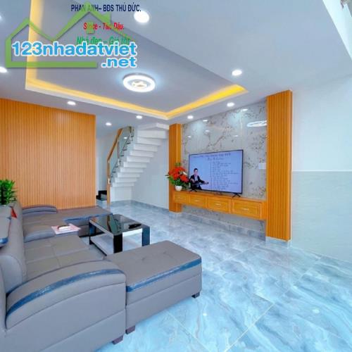 [ Bán Gấp ] Nhà Phố Lê Văn Thịnh, Q2 _ Hẻm Xe Hơi _ Nở Hậu Phát Lộc _ 3 Tầng Đẹp Như Mơ. - 2