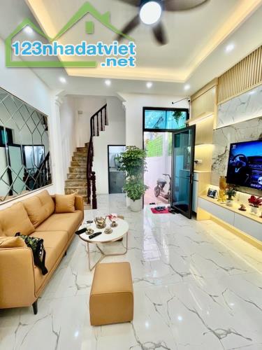 BÁN NHÀ DÂN XÂY PHỐ HOÀNG MAI-3 TẦNG-39M2 -MT 4 M GIÁ CHỈ 5,6 TỶ - 4