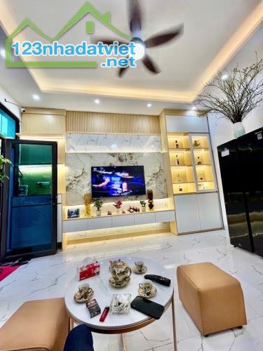 BÁN NHÀ DÂN XÂY PHỐ HOÀNG MAI-3 TẦNG-39M2 -MT 4 M GIÁ CHỈ 5,6 TỶ - 2