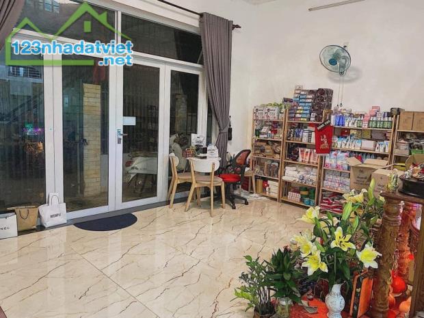 ♣ Nhà Kiệt hơn 3m Hoàng Diệu, 66m2, ngang 5.4m, vuông, 3 tầng cứng sạch, 3.xx tỷ