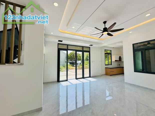 Bán nhà 89,9m2 mới xây TĐC Đất Lành - 1
