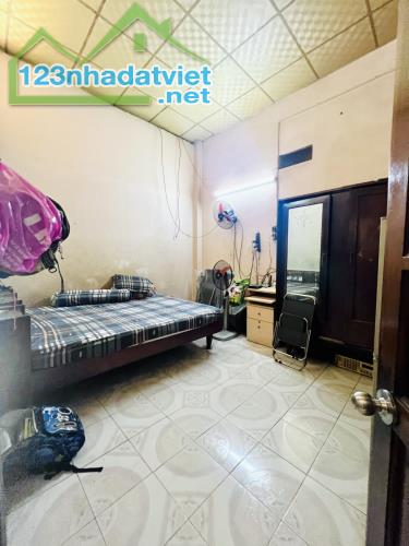 Bán gấp nhà hẻm xe hơi, diện tích lớn 100m Hòa Bình- Tân Phú chỉ 6.x tỷ, khu sầm uất.