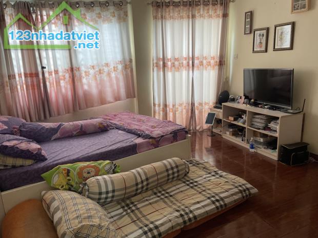 HƠN 8 TỶ NHÀ QUẬN NHẤT -  SAU CĂN MẶT TIỀN - 3 LẦU SÂN THƯỢNG 3PN LỚN - THU NHẬP 35TR/TH - 2