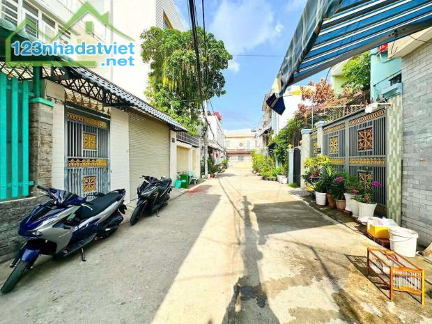 Bán nhà mới hoàn thiện tại TT Nhà Bè - DT: 5M x 9M - Giá: 4Tỷ 390 - 4