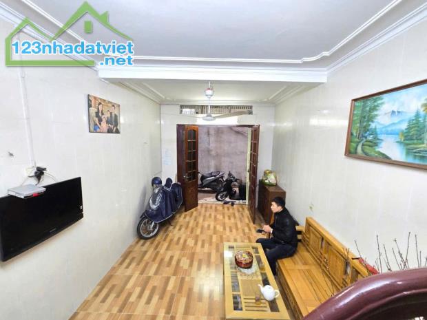 SIÊU PHẨM NHÀ ĐẸP ĐỐNG ĐA – GẦN PHỐ NGUYỄN LƯƠNG BẰNG – NGÕ RỘNG 3M – SỔ ĐỎ CHÍNH CHỦ - 1