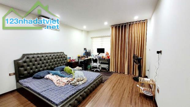 BÁN NHÀ LÝ NAM ĐẾ  TRÁI TIM PHỐ CỔ, HOÀN KIẾM. DIỆN TÍCH: 57M² x 4 TẦNG 
GIÁ CHỈ: 22.5 TỶ.