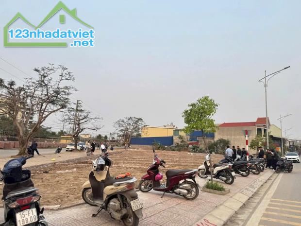 Bán lô đất 2 MẶT TIỀN  chung cư Lương Quán, Nam Sơn  81m giá 2,7X tỷ  Lh 0979087664