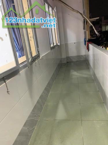 Cho thuê căn hộ Bàu Cát II, 54m2, 2 phòng ngủ, giá 7tr, có nội thất