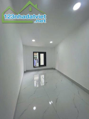 Nhà Đẹp Giá Rẻ Trung Tâm Quận 10 – 3 Tầng Chỉ 1.2 Tỷ, Sổ Hồng Riêng" nở hậu - 1