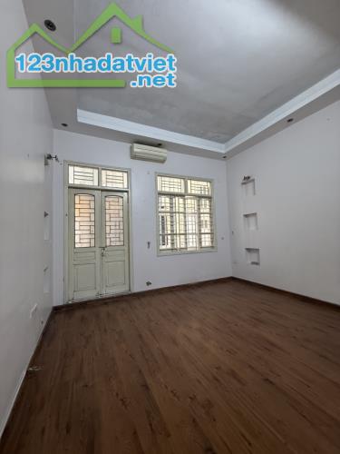 Nhà hiếm tựa tranh – ô tô dừng chân – tài lộc chảy mạnh như dòng sông xuân,  Nguyễn Huy - 2