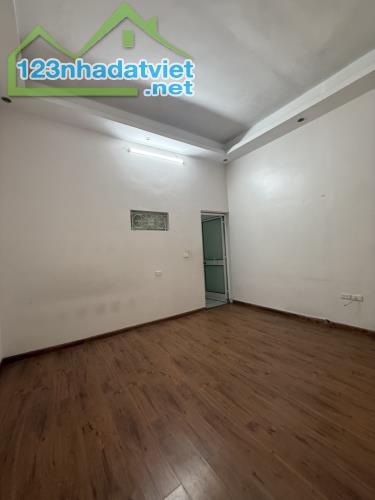 Nhà hiếm tựa tranh – ô tô dừng chân – tài lộc chảy mạnh như dòng sông xuân,  Nguyễn Huy - 3