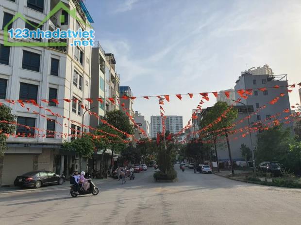 Bán tòa nhà 7 tầng, DT 60m2, lô góc, vỉa hè ô tô tránh, thang máy chỉ 2x tỷ - 1