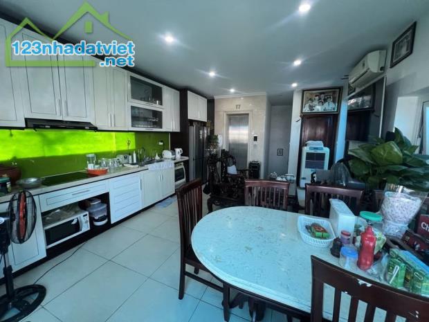 Bán tòa nhà 7 tầng, DT 60m2, lô góc, vỉa hè ô tô tránh, thang máy chỉ 2x tỷ - 3